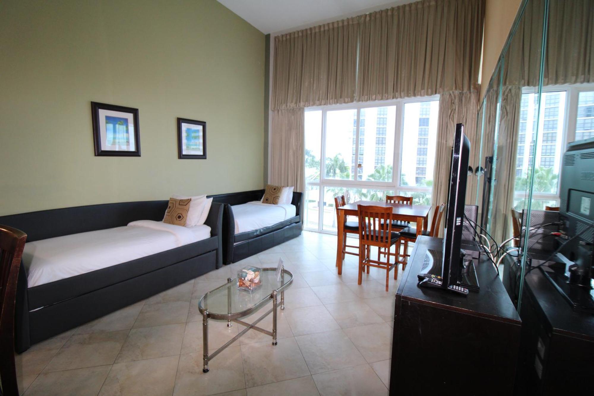 Сasa de vacaciones Castle B17 Contemporary With Pool, Access And Free Parking